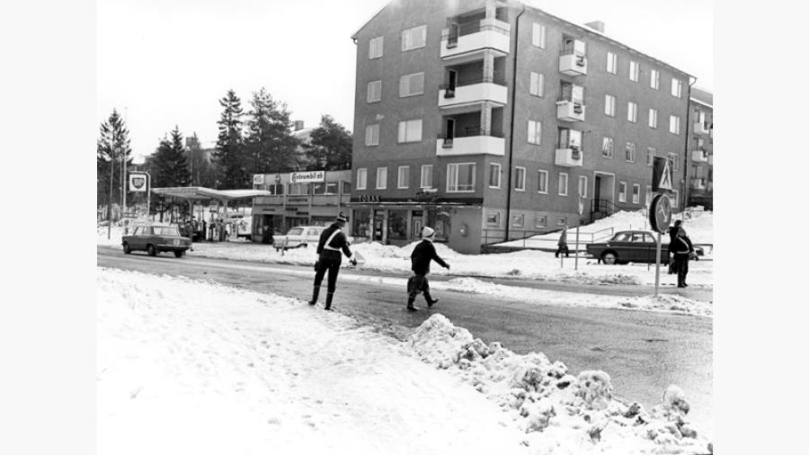 Jakobsberg. Hammarområdet. Skolpoliser vid korsningen Vasavägen - Frihetsvägen (utanför bilden t h). Fotoår: 1970, fotograf: Olle Malmberg