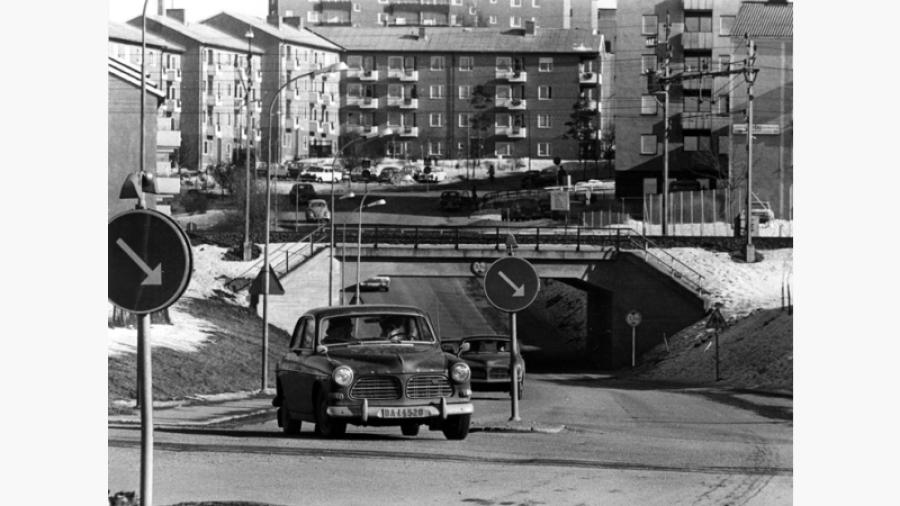 Jakobsberg. Järnvägsviadukten vid Frihetsvägen från Järfällavägen. Fotoår: 1972, fotograf: Olle Malmberg